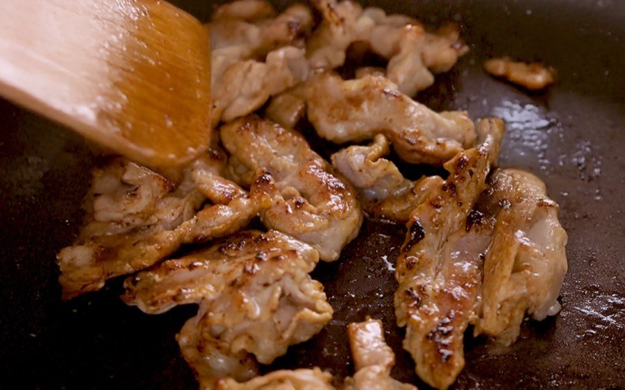 鍋裡下香油煎燒肉片