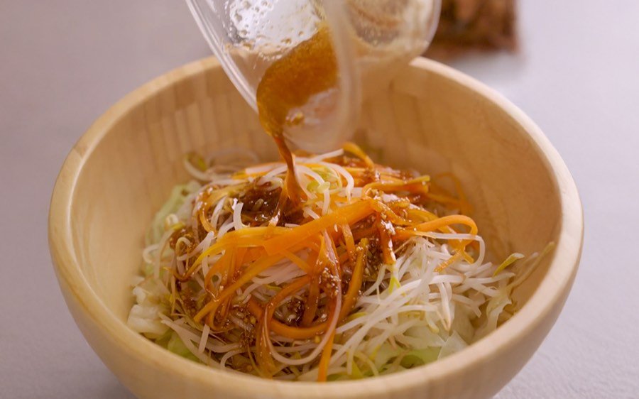淋上醬汁、鋪上肉片