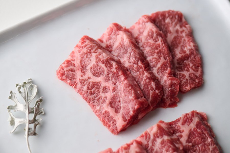 安格斯黑牛燒肉片：薄、油脂夠、肉味乾淨
